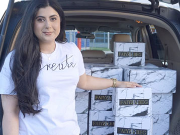 Roztomilá poštovní krabička na umělecké produkty, jako jsou tisky, přívěsky, smaltované pinzetky